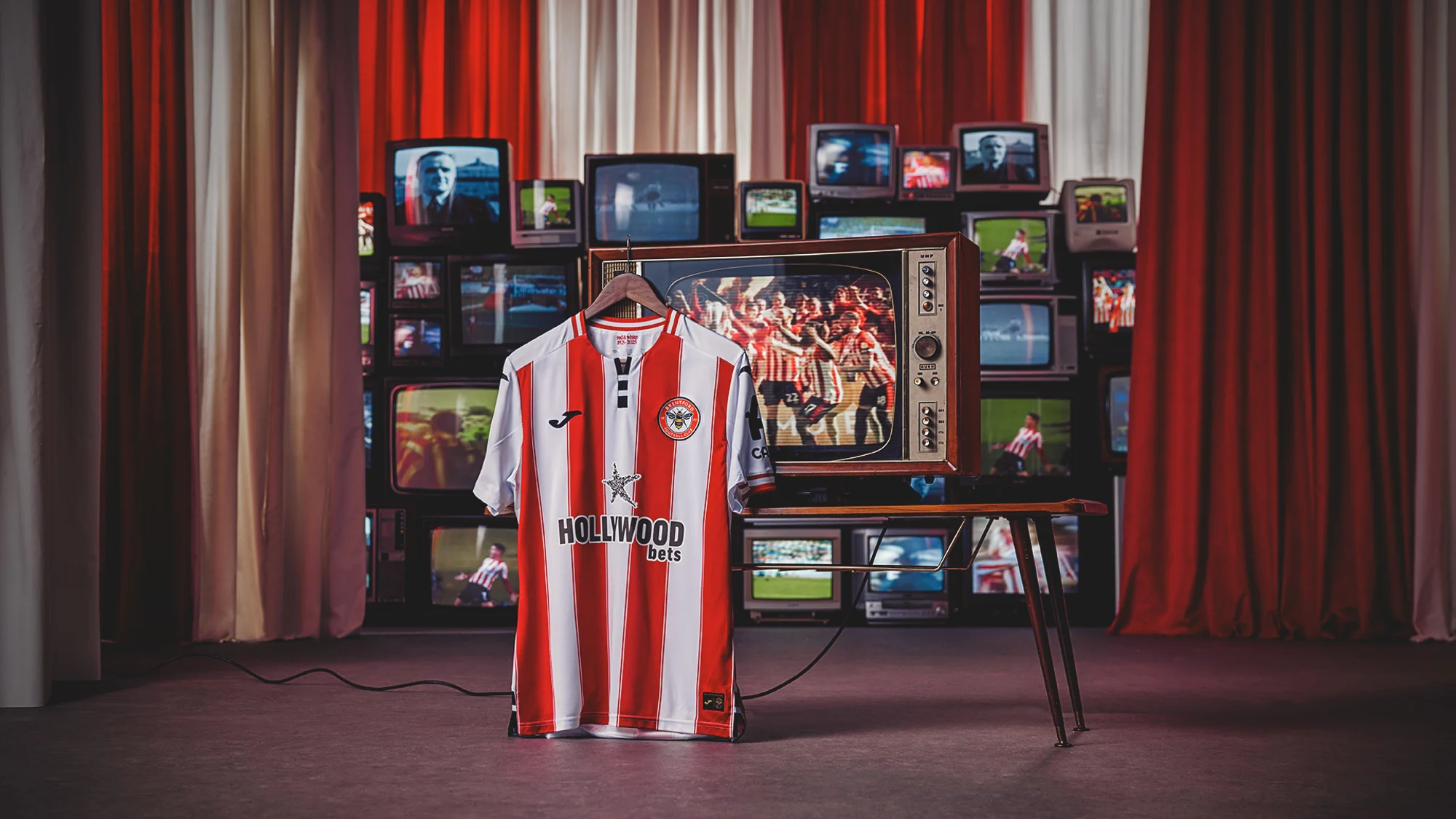 Brentford presenta sus camisetas 2025-2026 con un homenaje a su centenario
