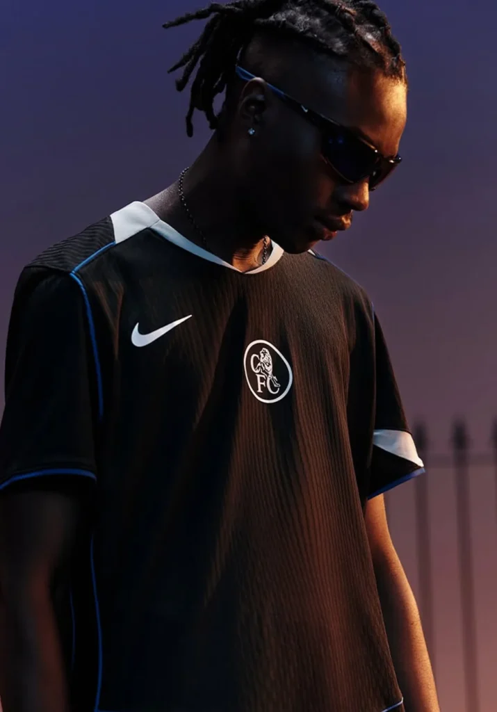 Tercera camiseta del Chelsea 2025-2026: negra, con Total90 y homenaje a la segunda de 2004-2005