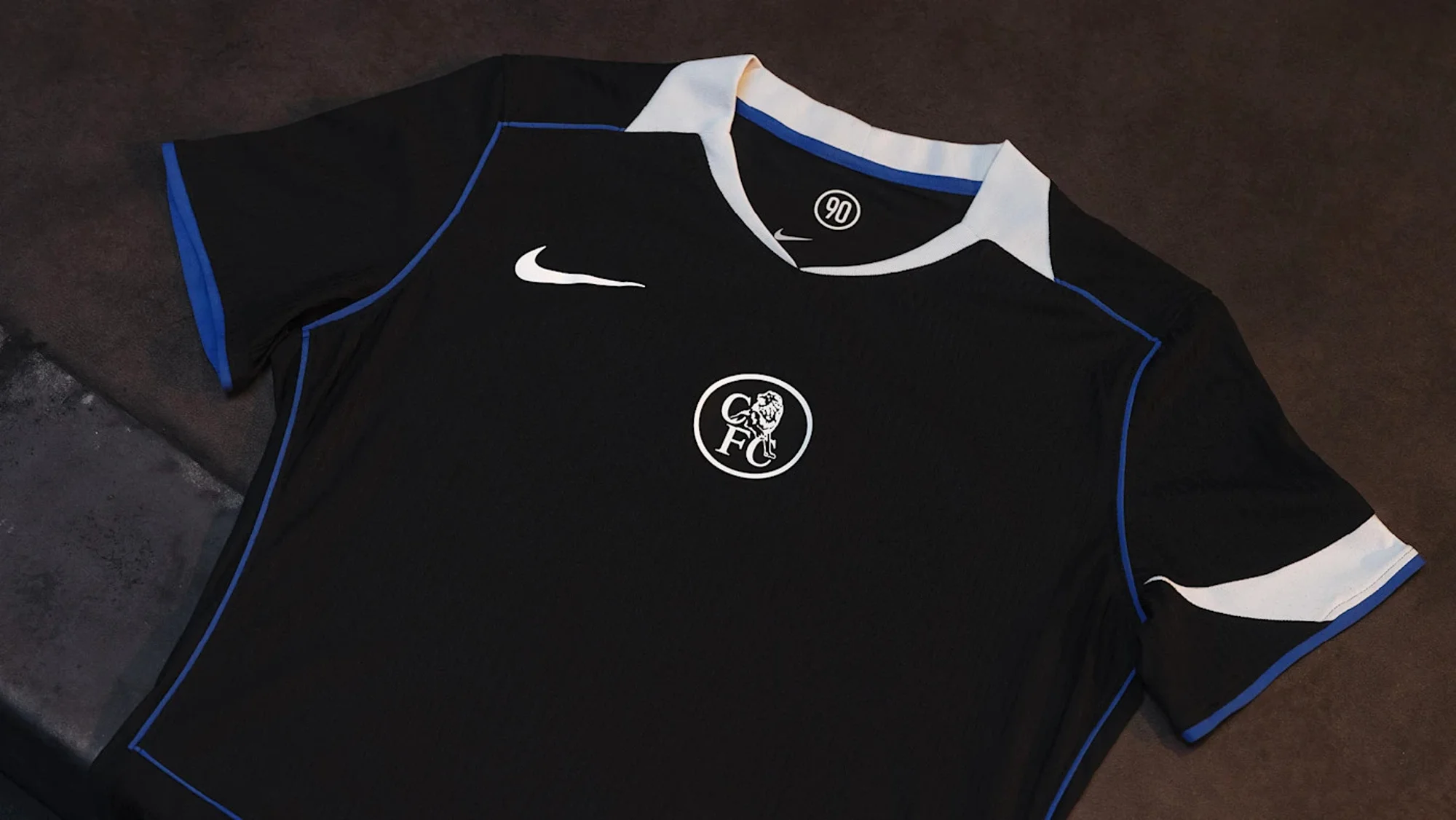 Tercera camiseta del Chelsea 2025-2026: negra, con Total90 y homenaje a la segunda de 2004-2005
