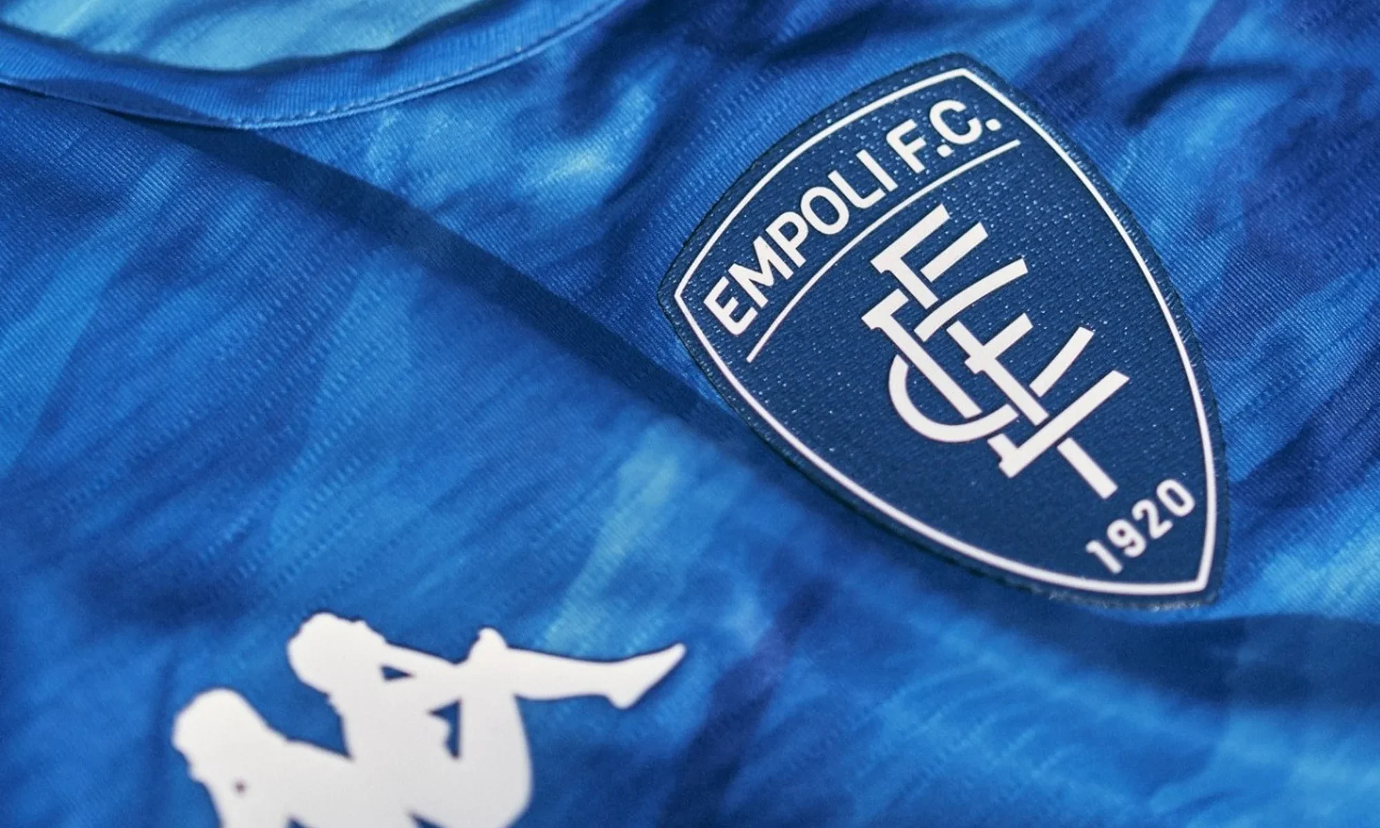 Empoli FC 2025-2026: una camiseta inspirada en el vidrio de la ciudad toscana