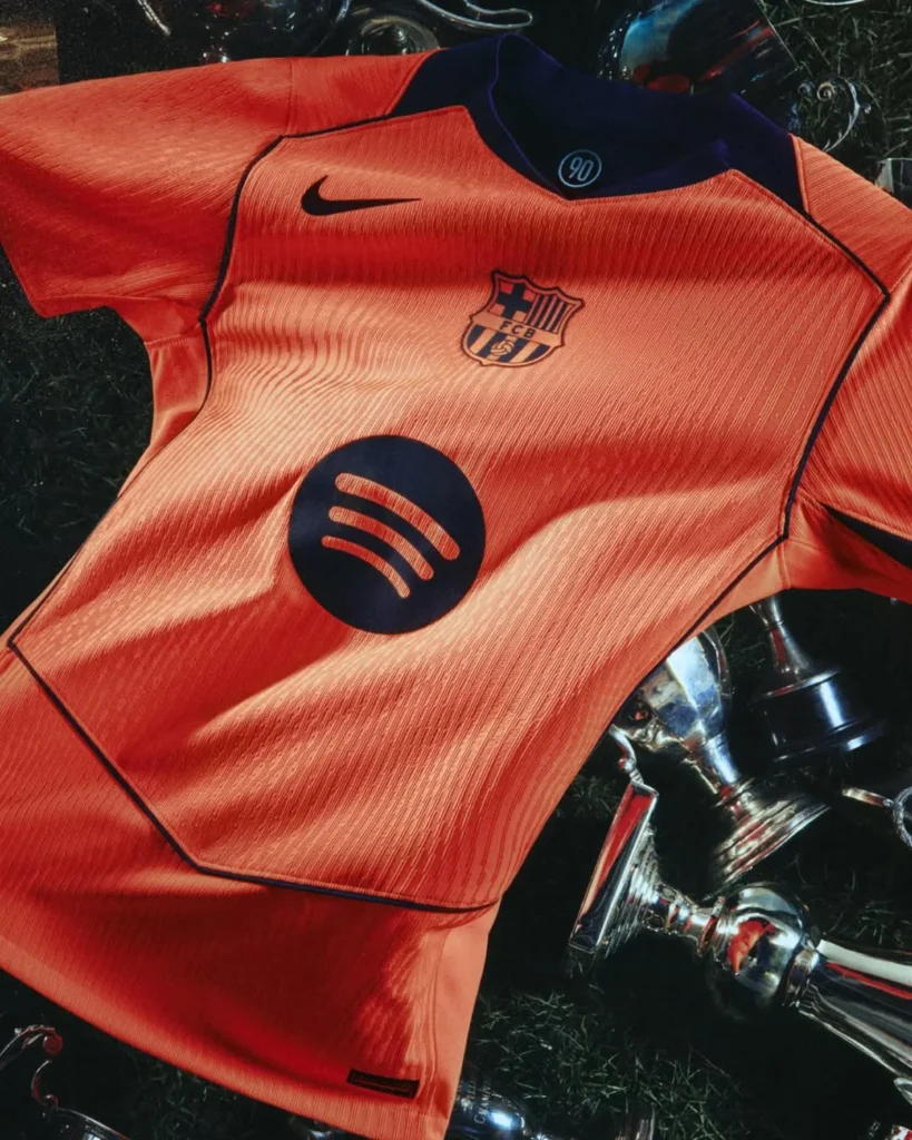 La tercera camiseta del FC Barcelona 2025-2026 recupera el naranja y la plantilla Total90