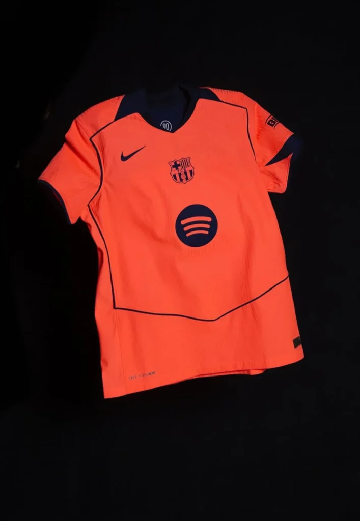 La tercera camiseta del FC Barcelona 2025-2026 recupera el naranja y la plantilla Total90