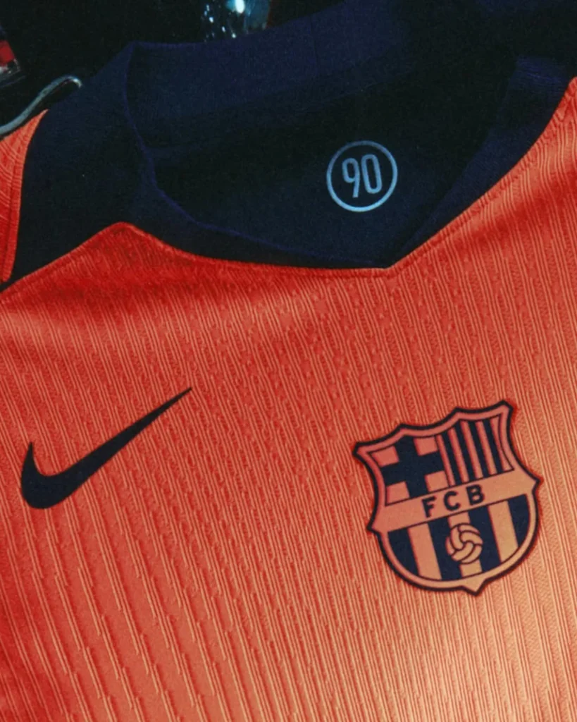 La tercera camiseta del FC Barcelona 2025-2026 recupera el naranja y la plantilla Total90