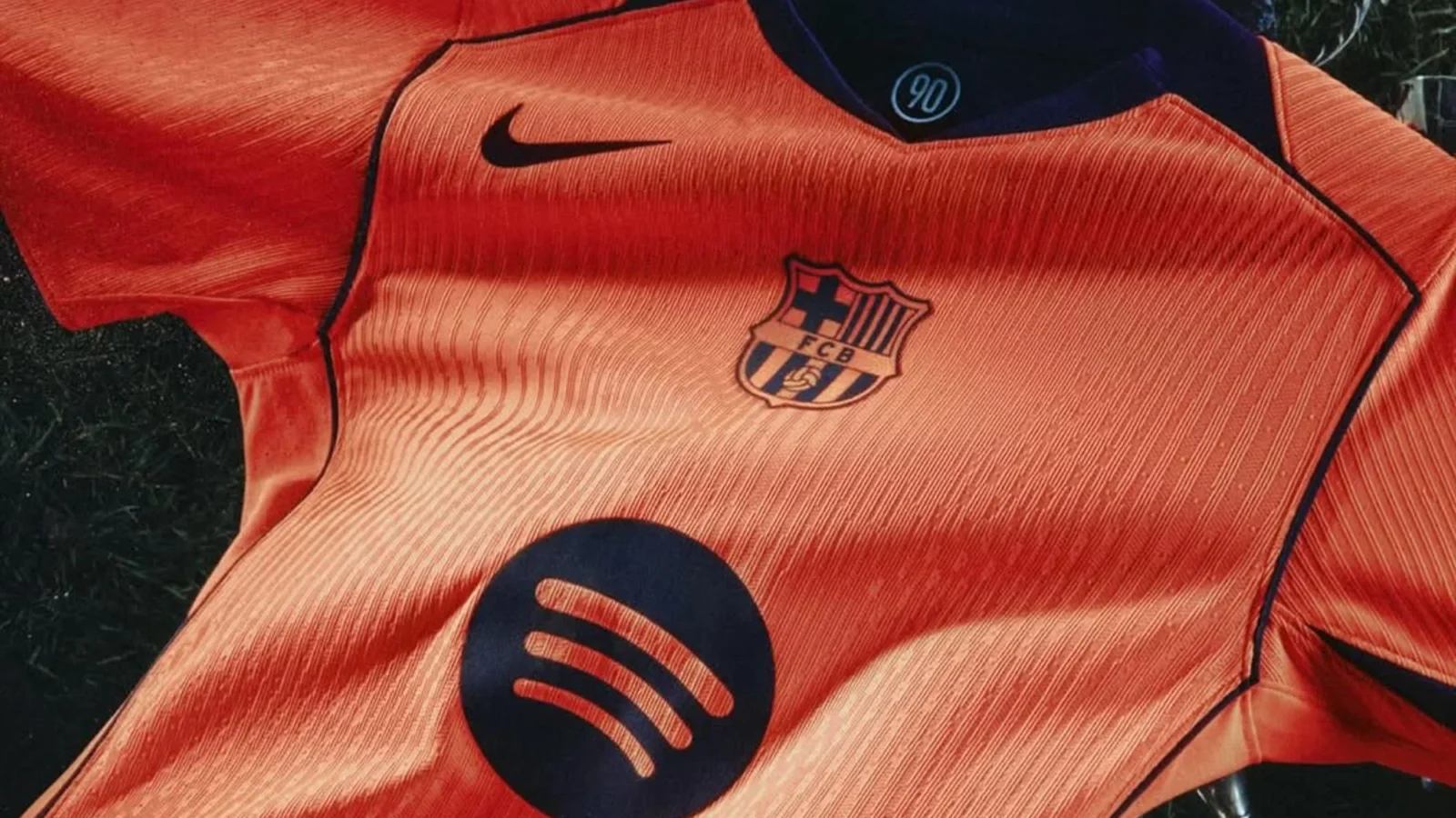 La tercera camiseta del FC Barcelona 2025-2026 recupera el naranja y la plantilla Total90