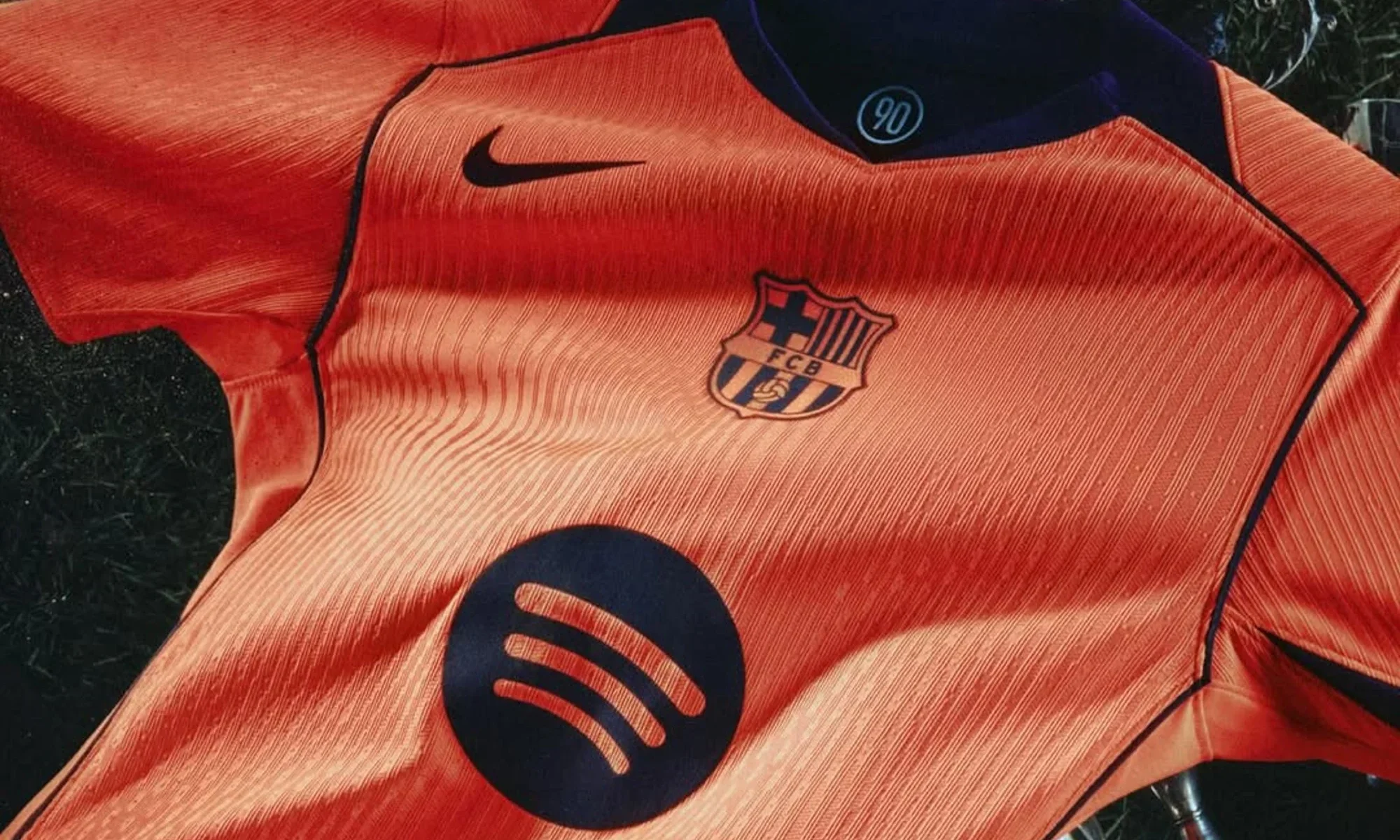 La tercera camiseta del FC Barcelona 2025-2026 recupera el naranja y la plantilla Total90