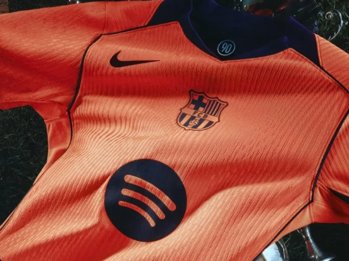 La tercera camiseta del FC Barcelona 2025-2026 recupera el naranja y la plantilla Total90