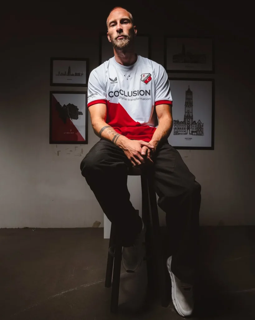 FC Utrecht presenta unas camisetas 2025-2026 que rinden homenaje a la ciudad y a su Dom