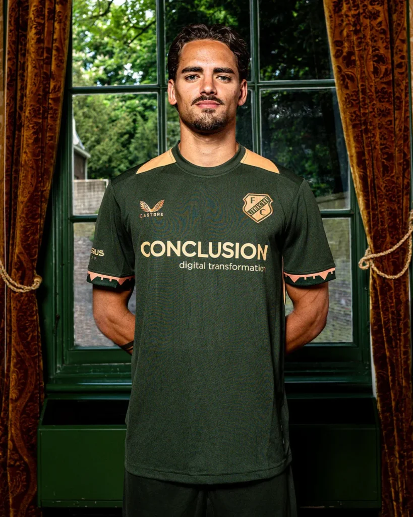FC Utrecht presenta unas camisetas 2025-2026 que rinden homenaje a la ciudad y a su Dom