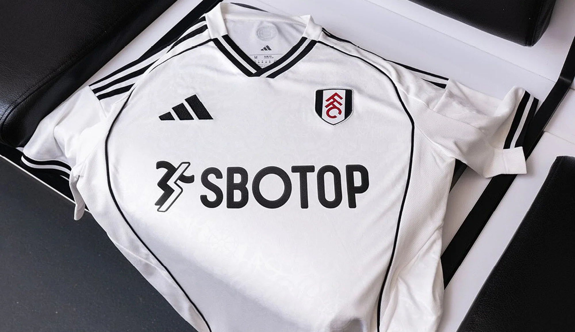 Fulham 2025-2026: homenaje a Craven Cottage, un clásico retro verde eléctrico y elegancia en negro y oro