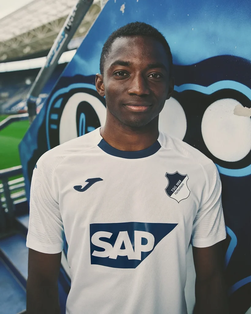 Así son las camisetas del TSG Hoffenheim 2025-2026 de Joma, con olas y la Südkurve