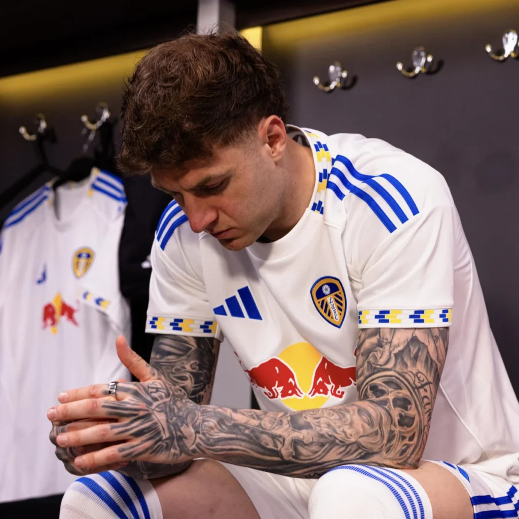 Las camisetas del Leeds United 2025-2026 rinden homenaje al túnel de Lowfields, las bufandas y la camiseta de 2001-2003