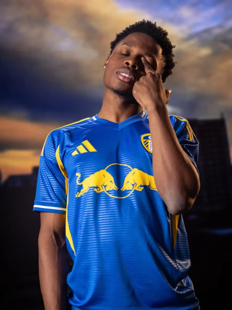 Las camisetas del Leeds United 2025-2026 rinden homenaje al túnel de Lowfields, las bufandas y la camiseta de 2001-2003
