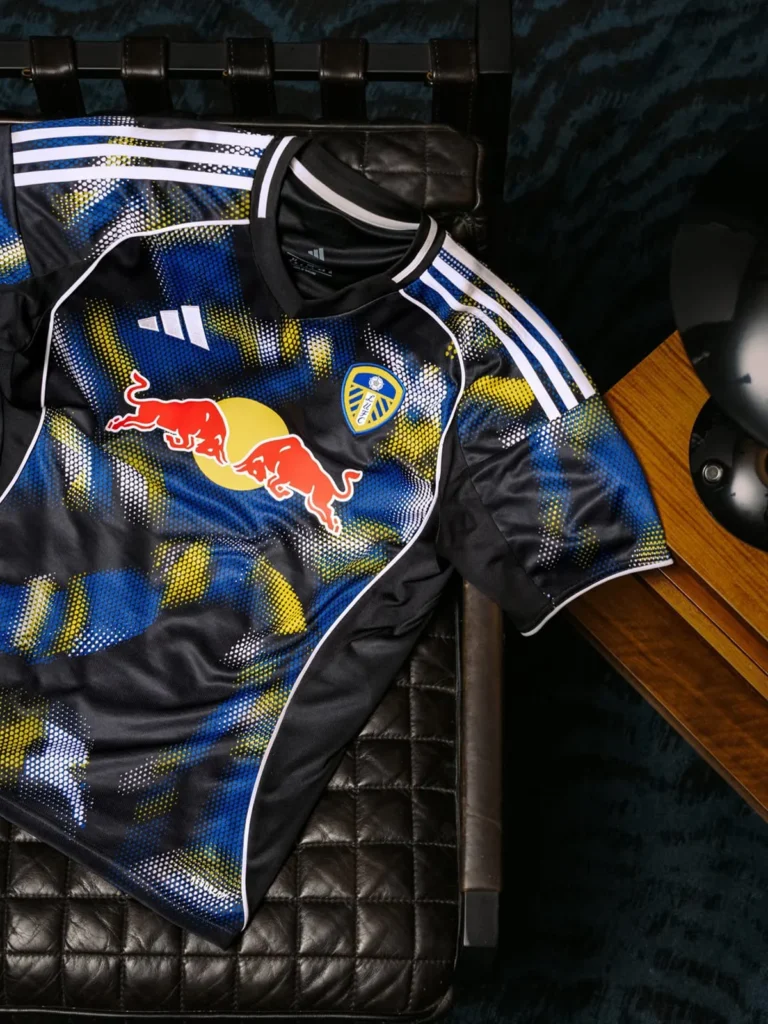 Las camisetas del Leeds United 2025-2026 rinden homenaje al túnel de Lowfields, las bufandas y la camiseta de 2001-2003