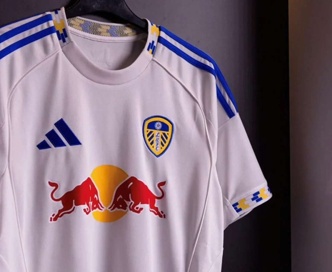 Las camisetas del Leeds United 2025-2026 rinden homenaje al túnel de Lowfields, las bufandas y la camiseta de 2001-2003