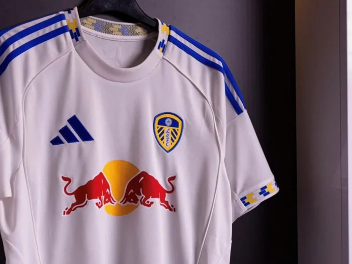 Las camisetas del Leeds United 2025-2026 rinden homenaje al túnel de Lowfields, las bufandas y la camiseta de 2001-2003