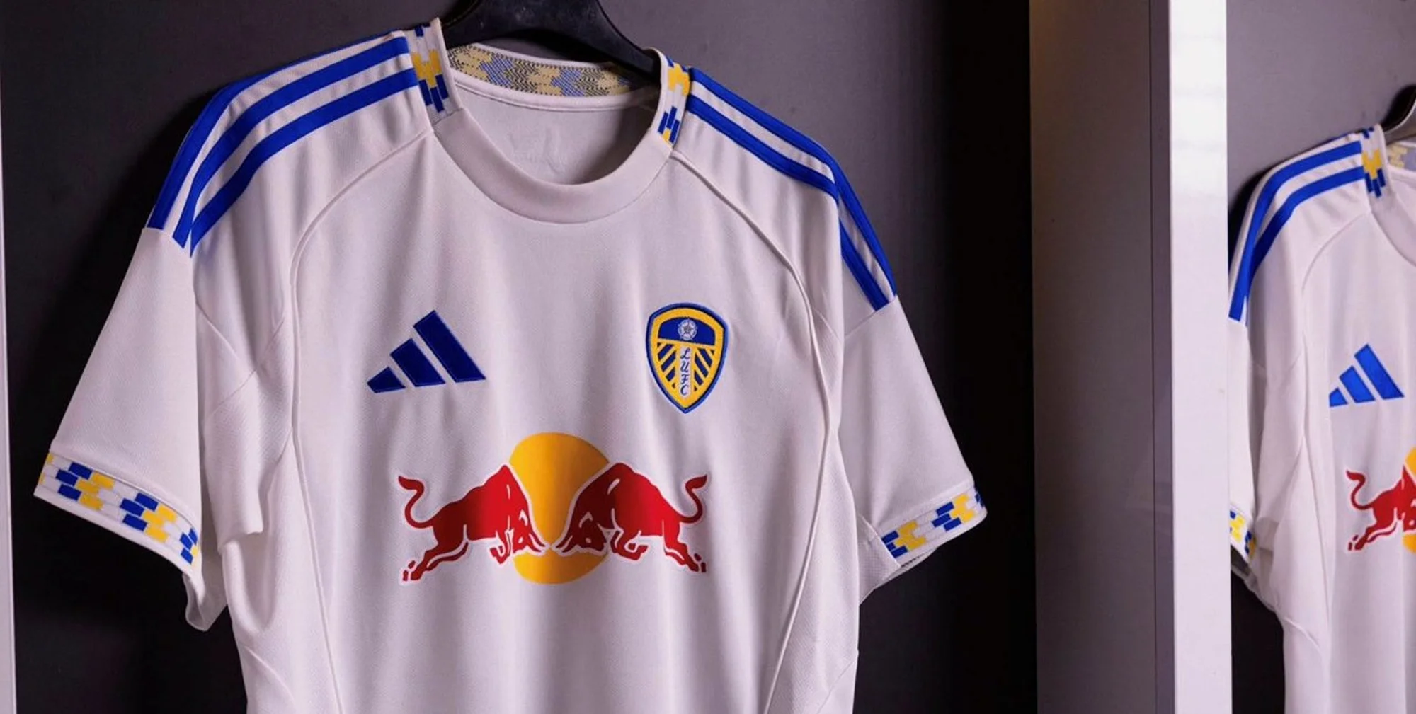 Las camisetas del Leeds United 2025-2026 rinden homenaje al túnel de Lowfields, las bufandas y la camiseta de 2001-2003