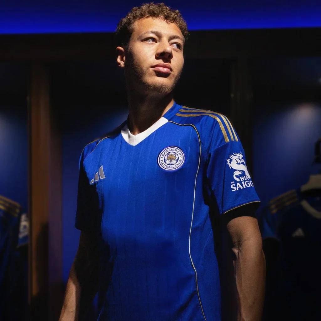 Las camisetas del Leicester City 2025-2026: azul con rayas finas y un tercer equipo rosa