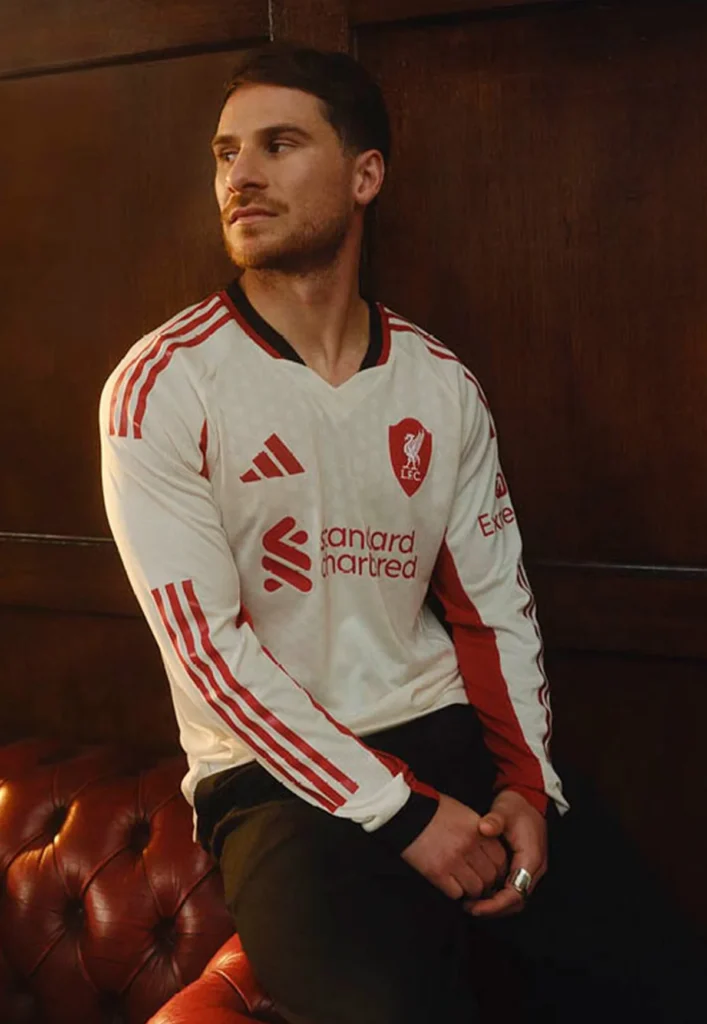 Liverpool 2025-2026: la camiseta visitante rinde homenaje a la Main Stand de Anfield Road