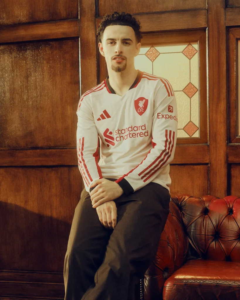 Liverpool 2025-2026: la camiseta visitante rinde homenaje a la Main Stand de Anfield Road