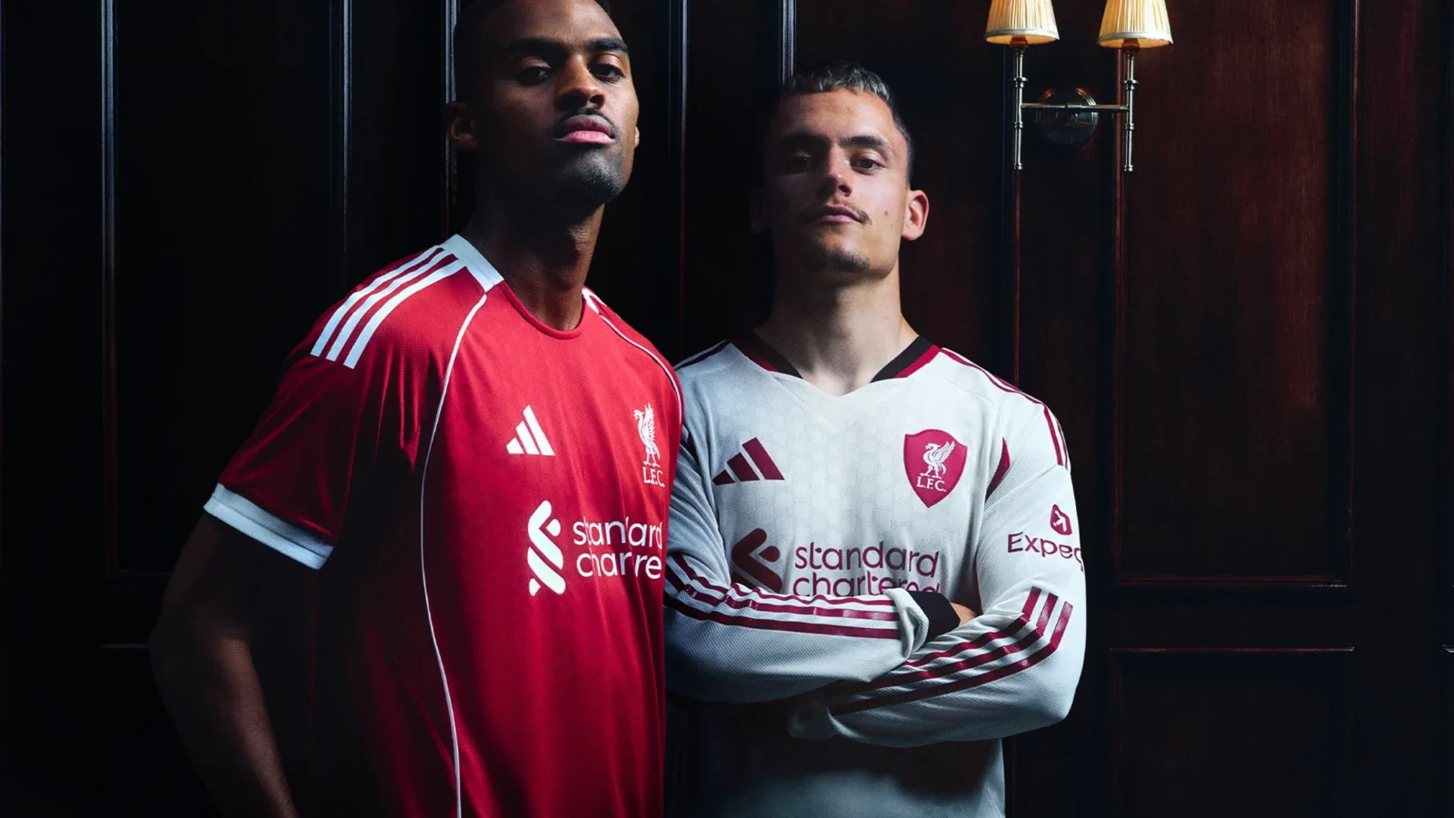 Liverpool 2025-2026: la camiseta visitante rinde homenaje a la Main Stand de Anfield Road