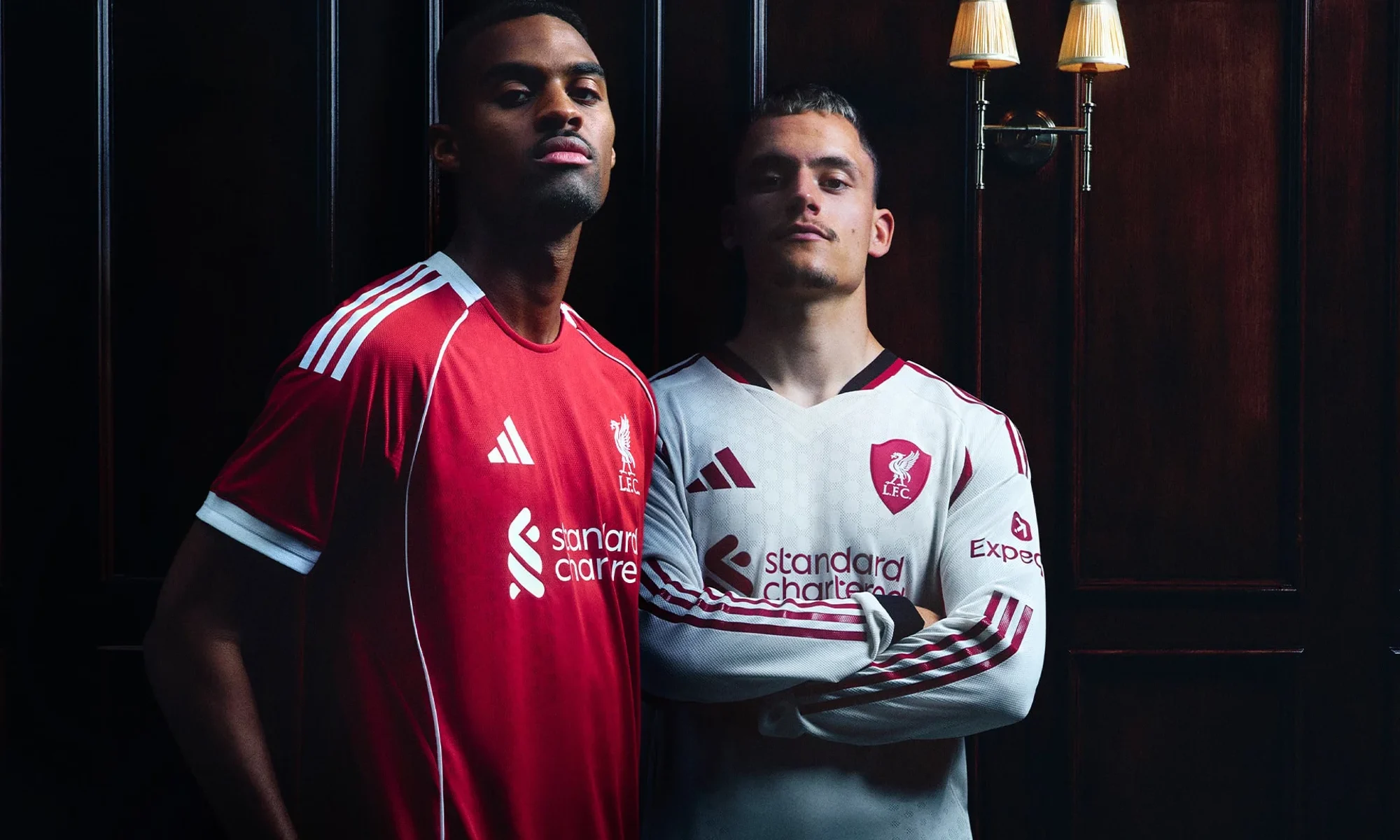 Liverpool 2025-2026: la camiseta visitante rinde homenaje a la Main Stand de Anfield Road