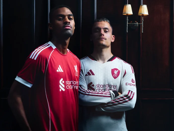 Liverpool 2025-2026: la camiseta visitante rinde homenaje a la Main Stand de Anfield Road