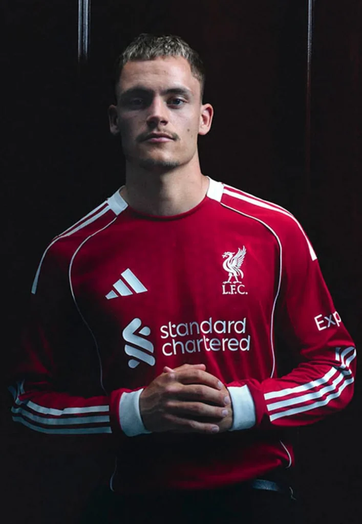 Liverpool presenta su primera camiseta 2025-2026 de adidas, con aire a la de 2006-2007