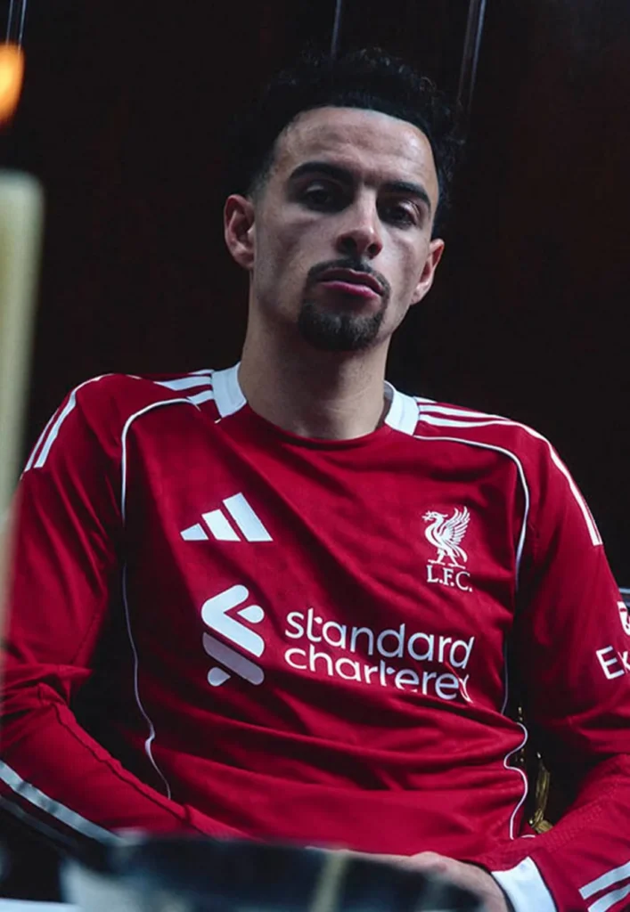 Liverpool presenta su primera camiseta 2025-2026 de adidas, con aire a la de 2006-2007