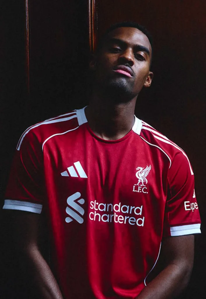 Liverpool presenta su primera camiseta 2025-2026 de adidas, con aire a la de 2006-2007