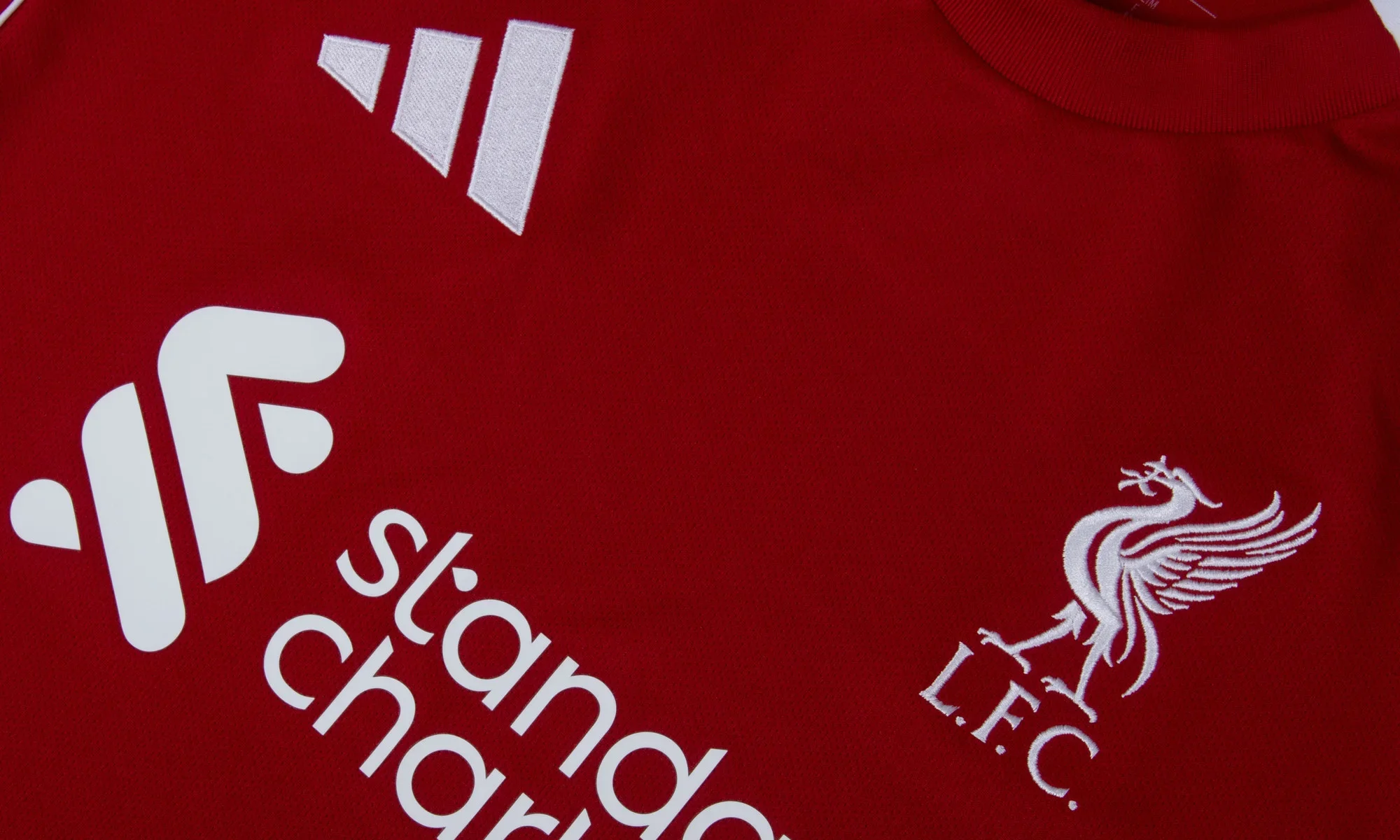 Liverpool presenta su primera camiseta 2025-2026 de adidas, con aire a la de 2006-2007