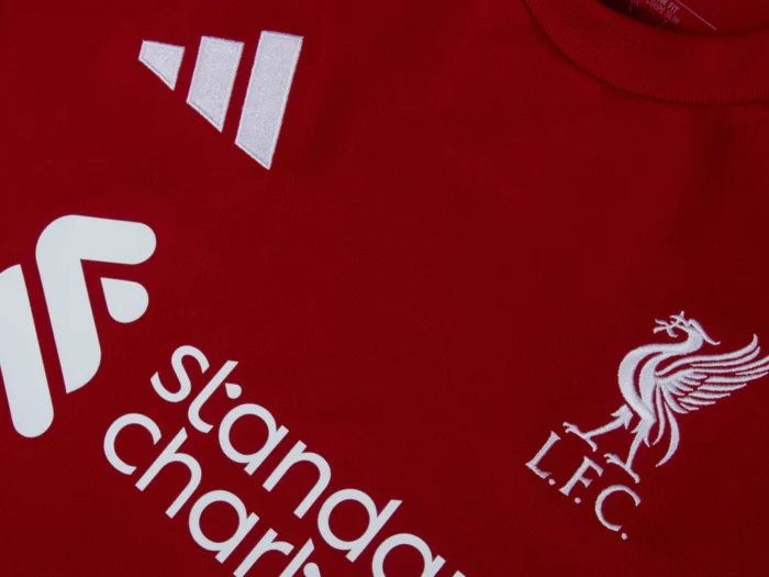 Liverpool presenta su primera camiseta 2025-2026 de adidas, con aire a la de 2006-2007