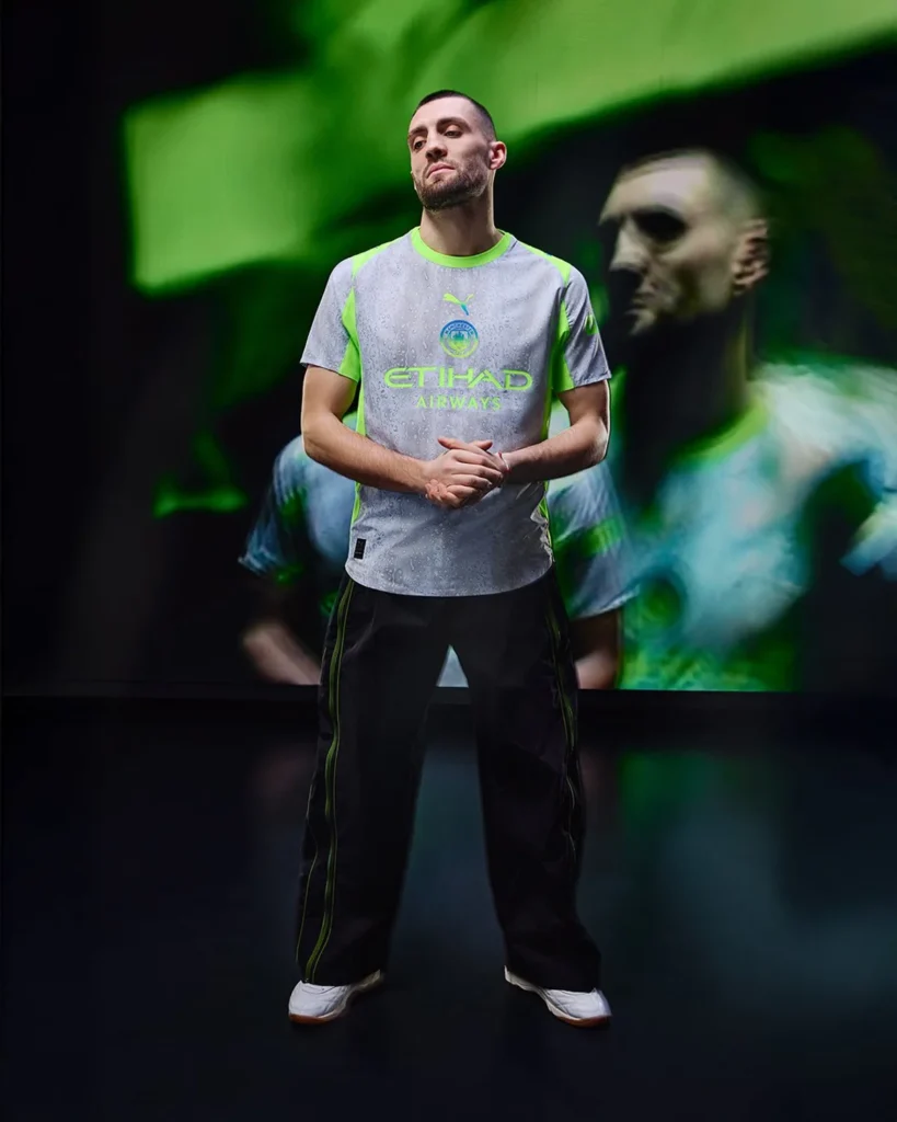 La tercera camiseta del Manchester City 2025-2026 se inspira en la lluvia británica