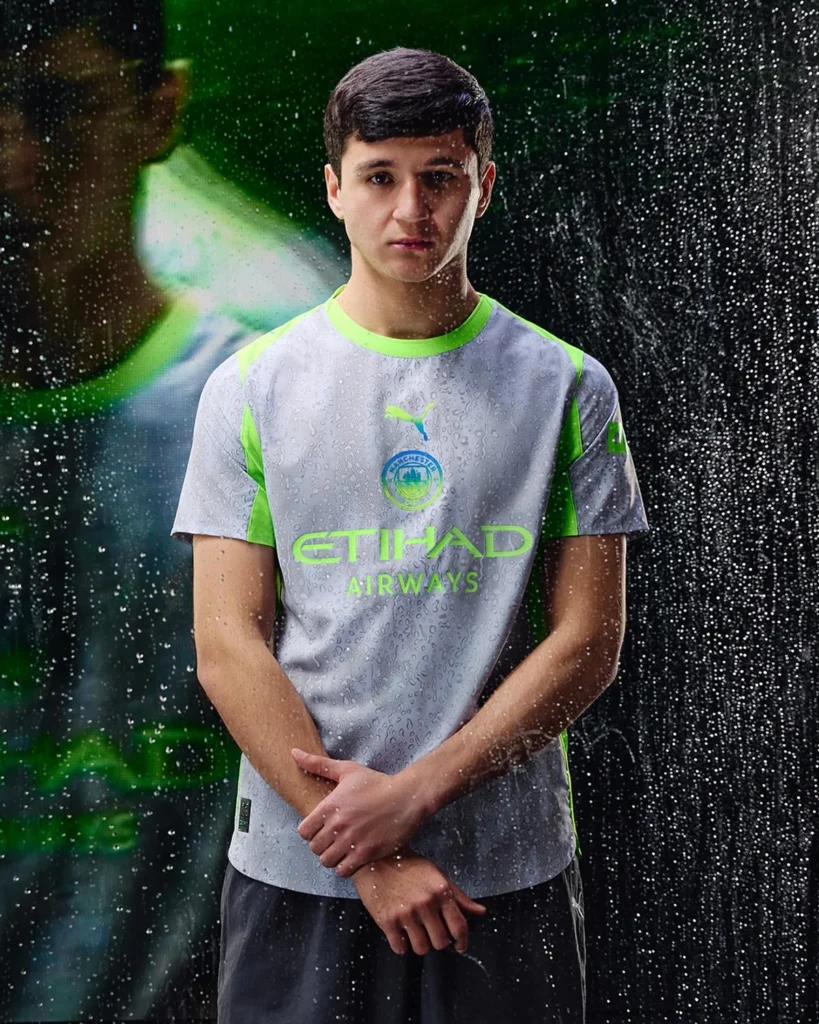 La tercera camiseta del Manchester City 2025-2026 se inspira en la lluvia británica