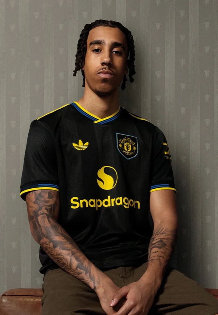 Manchester United y adidas presentan la tercera camiseta 2025-2026, inspirada en la segunda equipación de 1993-1995