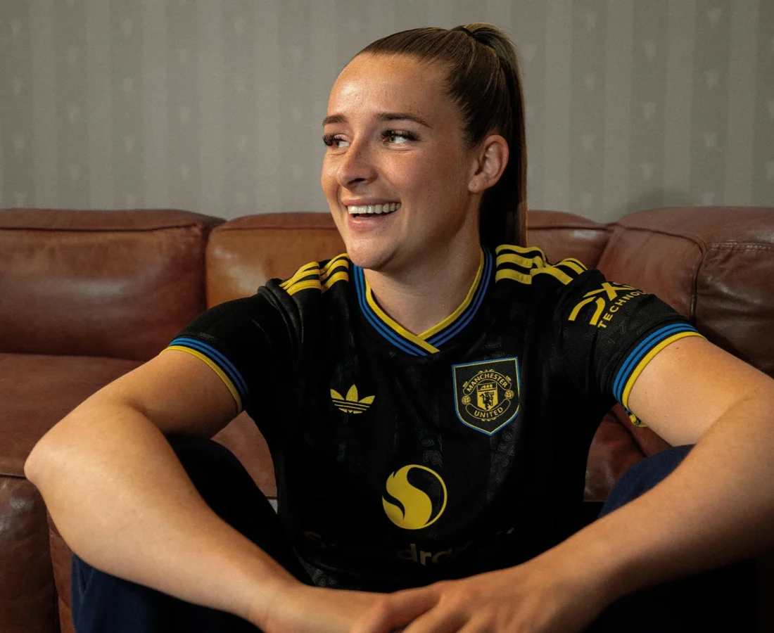 Manchester United y adidas presentan la tercera camiseta 2025-2026, inspirada en la segunda equipación de 1993-1995