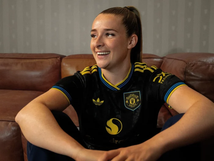 Manchester United y adidas presentan la tercera camiseta 2025-2026, inspirada en la segunda equipación de 1993-1995