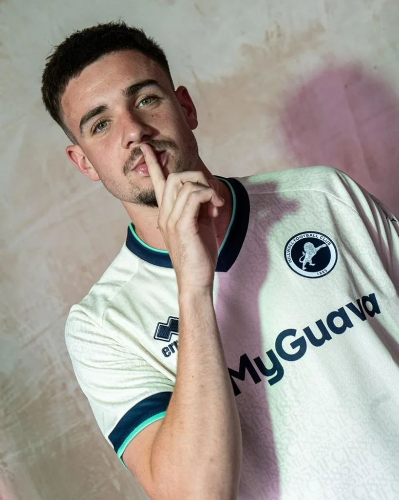 Millwall presenta sus camisetas 2025-2026 con guiños a los 140 años del club
