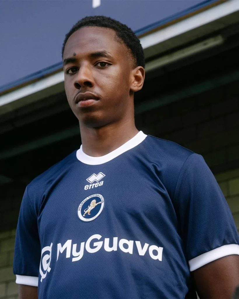 Millwall presenta sus camisetas 2025-2026 con guiños a los 140 años del club