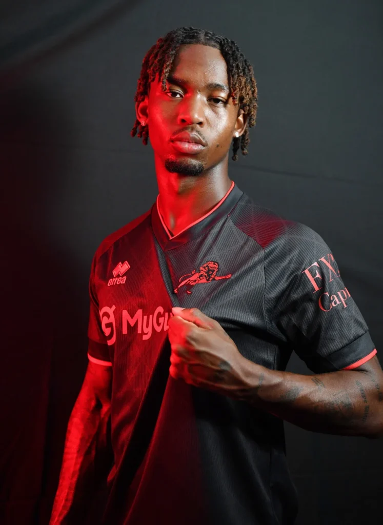 Millwall presenta sus camisetas 2025-2026 con guiños a los 140 años del club
