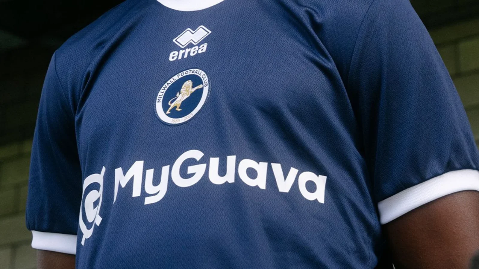 Millwall presenta sus camisetas 2025-2026 con guiños a los 140 años del club