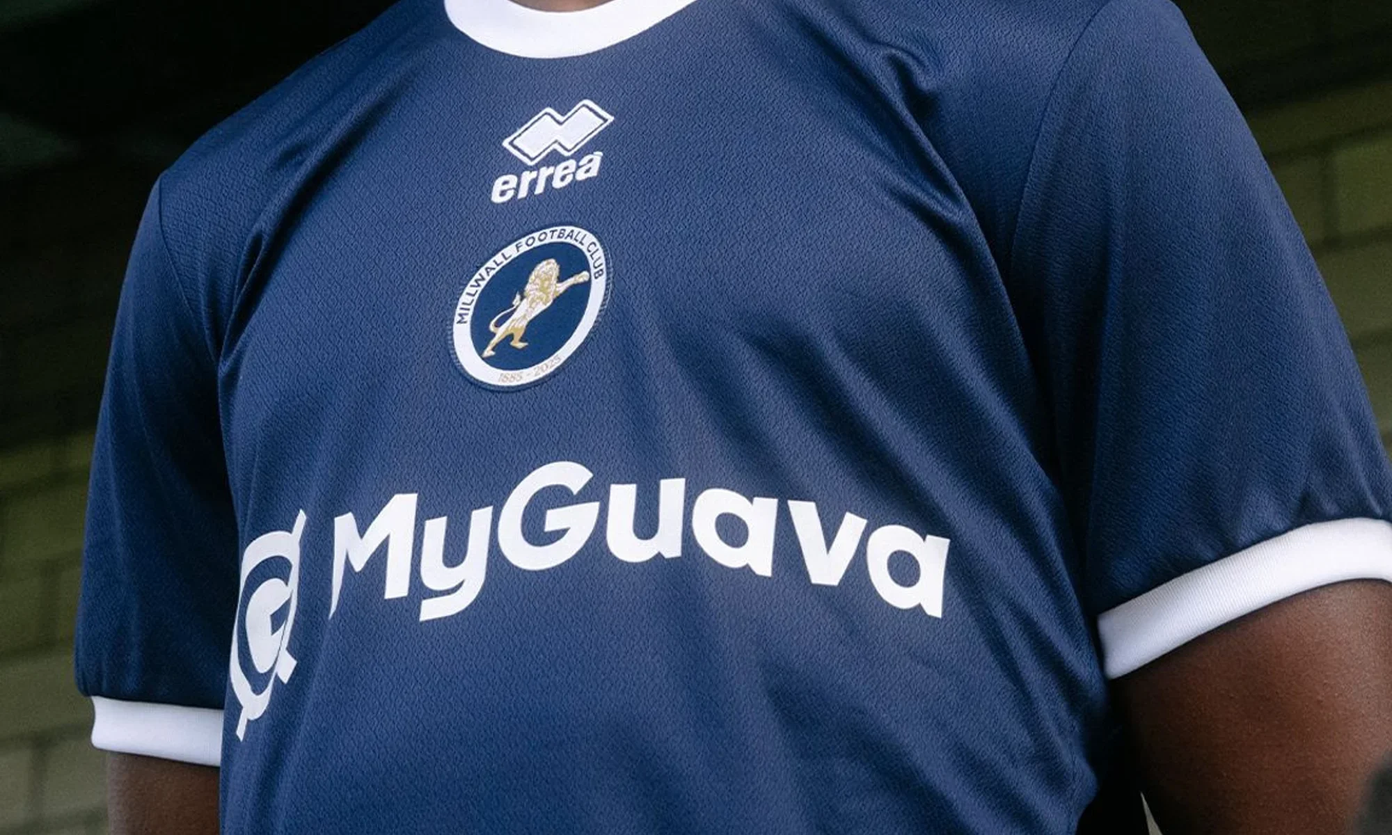 Millwall presenta sus camisetas 2025-2026 con guiños a los 140 años del club