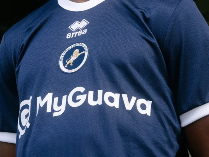 Millwall presenta sus camisetas 2025-2026 con guiños a los 140 años del club