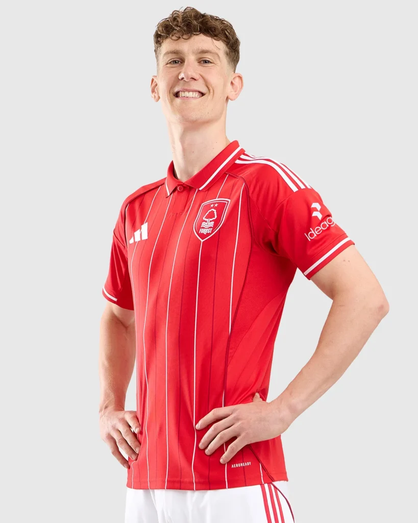Así son las camisetas del Nottingham Forest 2025-2026