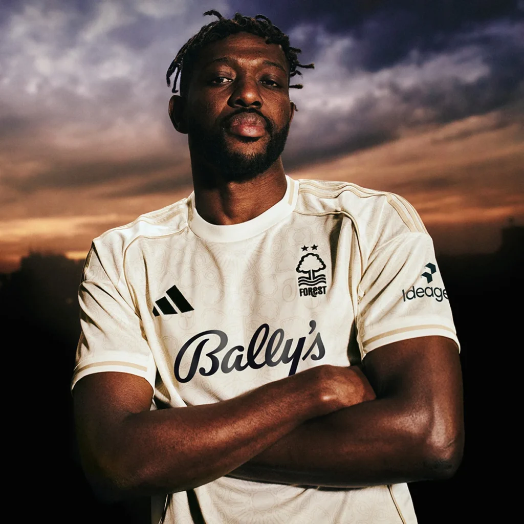 Así son las camisetas del Nottingham Forest 2025-2026