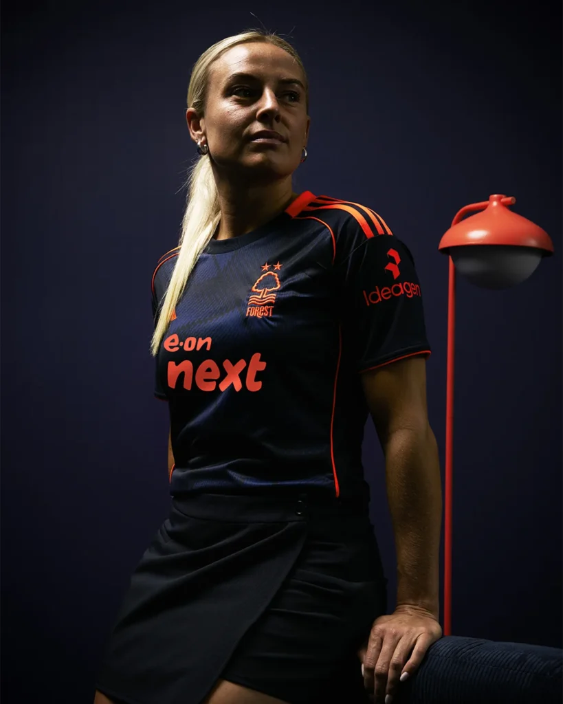 Así son las camisetas del Nottingham Forest 2025-2026