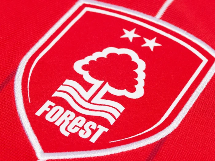 Así son las camisetas del Nottingham Forest 2025-2026
