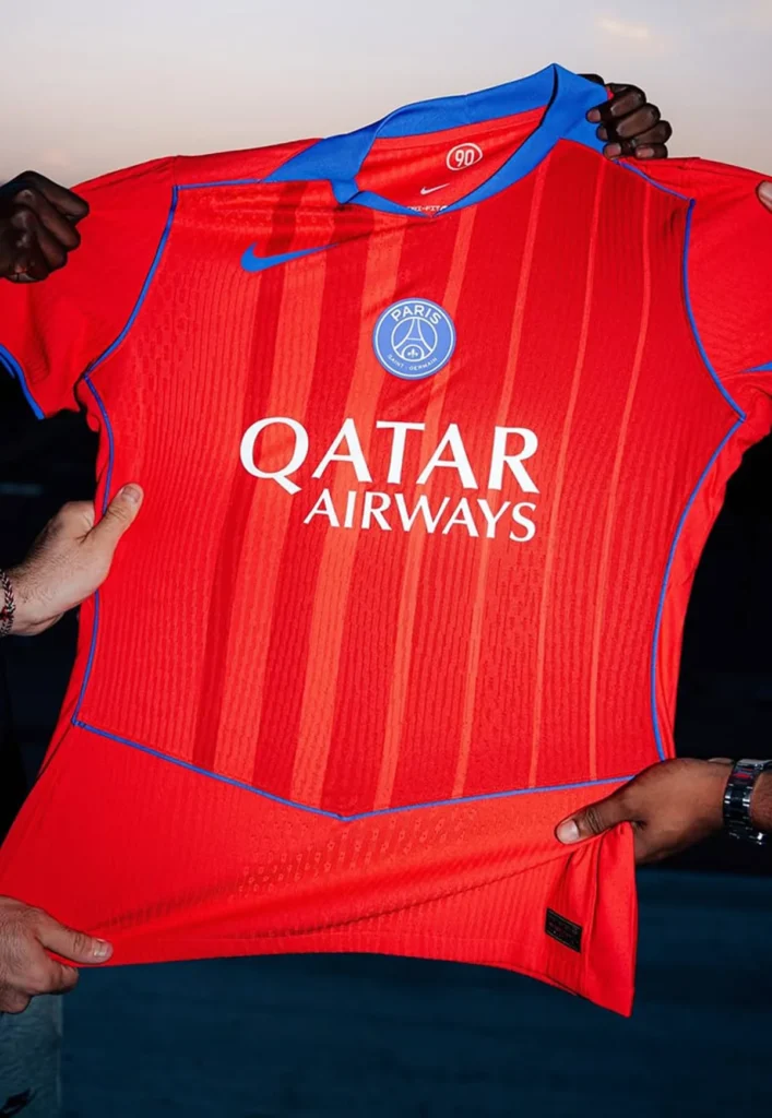 Tercera camiseta del Paris Saint-Germain 2025-2026: vuelve el estilo Total90 de la visitante de 2004-2005
