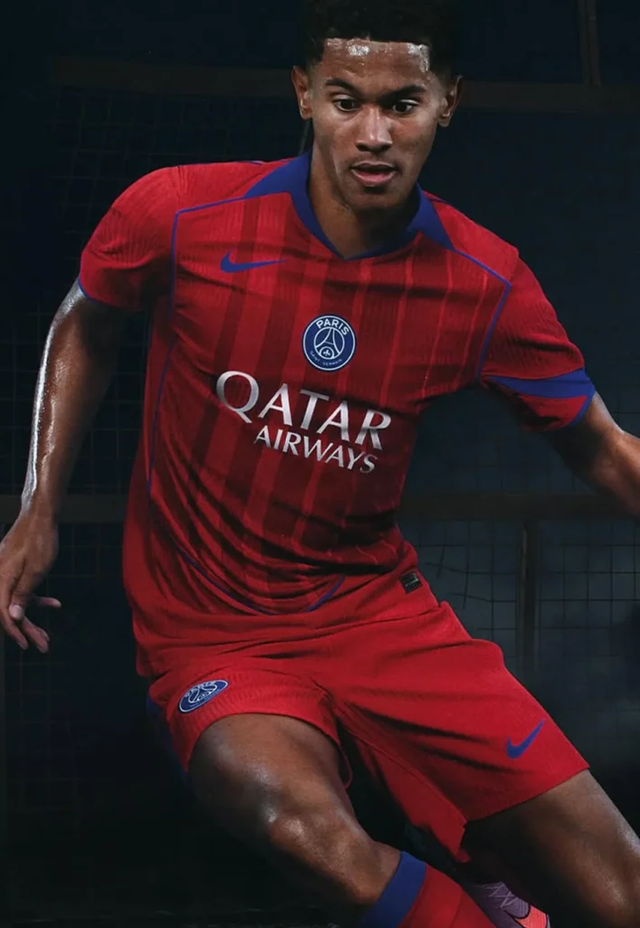 Tercera camiseta del Paris Saint-Germain 2025-2026: vuelve el estilo Total90 de la visitante de 2004-2005