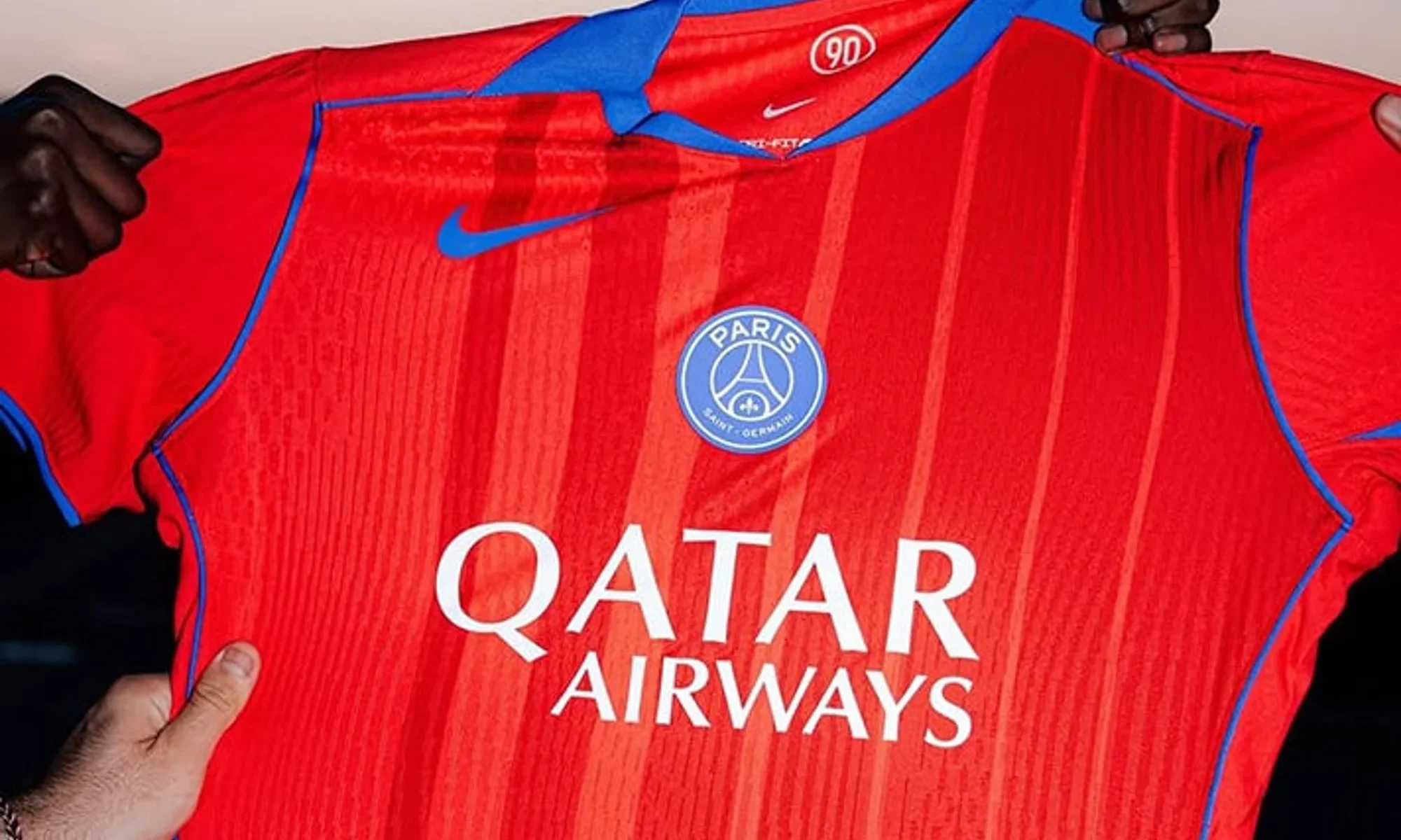 Tercera camiseta del Paris Saint-Germain 2025-2026: vuelve el estilo Total90 de la visitante de 2004-2005