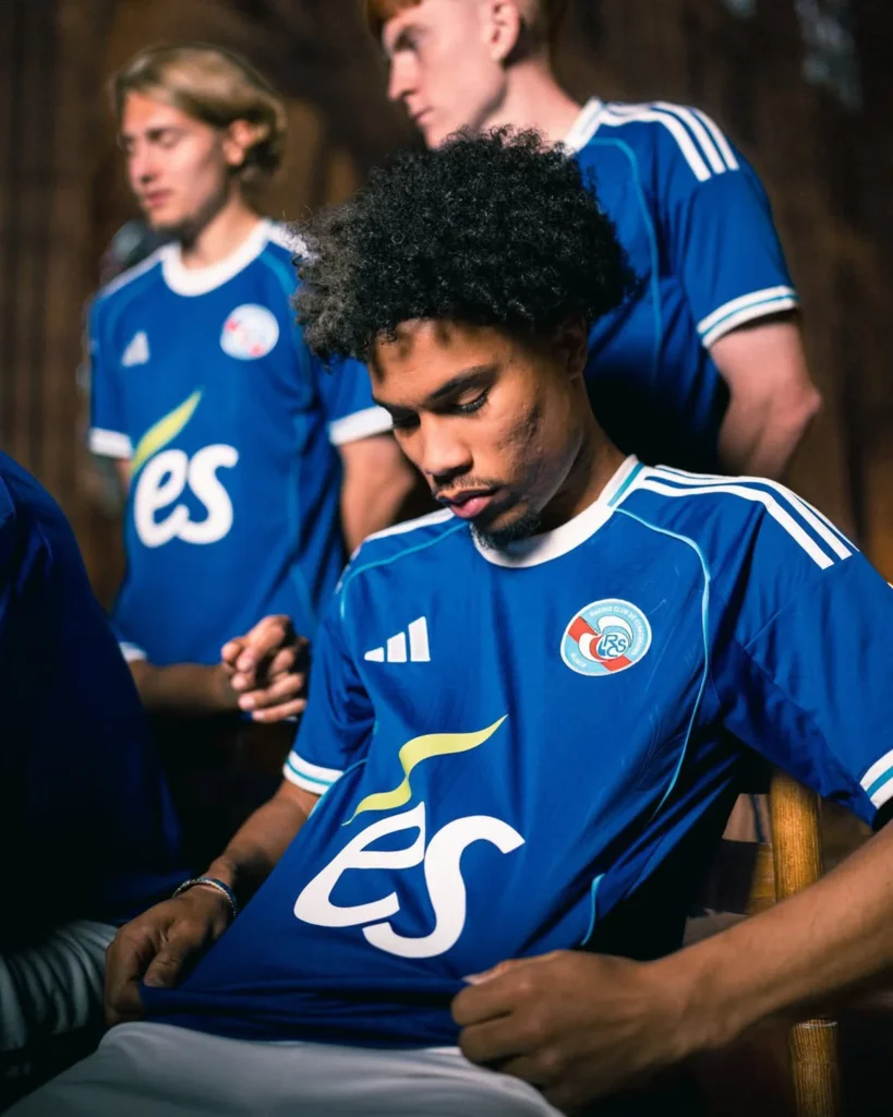 RC Strasbourg presenta sus camisetas 2025-2026: homenaje a la catedral, guiño retro y la cigüeña como emblema